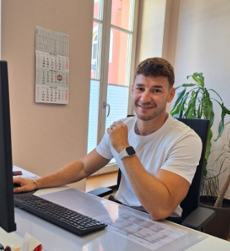 Foto Philipp Mauerer im Büro